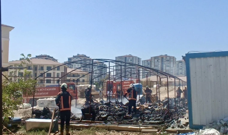 Malatya’da TOKİ Şantiyesinde Yangın: Konteyner Depo Alev Alev!