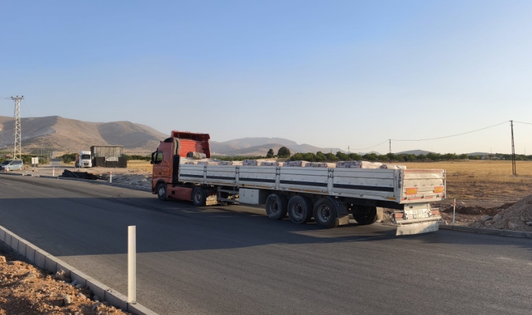 Motosiklet Refüje Çarptı, Ardından Servis Aracına Vurdu