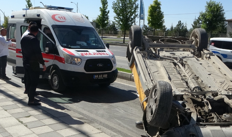 Şeker Fabrikası Karşısında Kaza: Taksi Refüje Çarpıp Ters Döndü