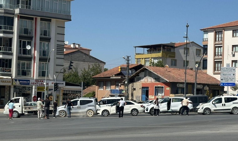 Tecde’de Trafik Kilitlendi: Saat Kulesi Yanında Zincirleme Kaza!