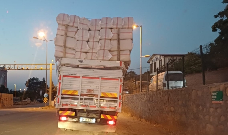 Trafikte Tehlike Dansı: Kamyonet Yük Altında Ezildi