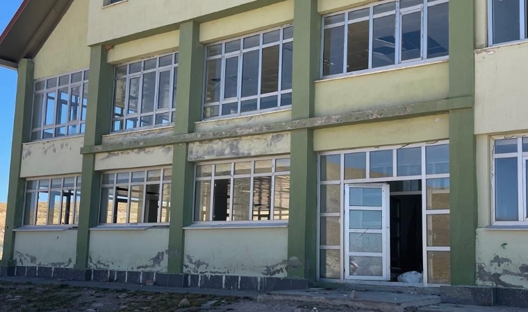 Yama Dağı Kayak Merkezi 14 Yıldır Bekliyor: Tanıtımı Yapılan Tesis Yerinde Yıkılıyor