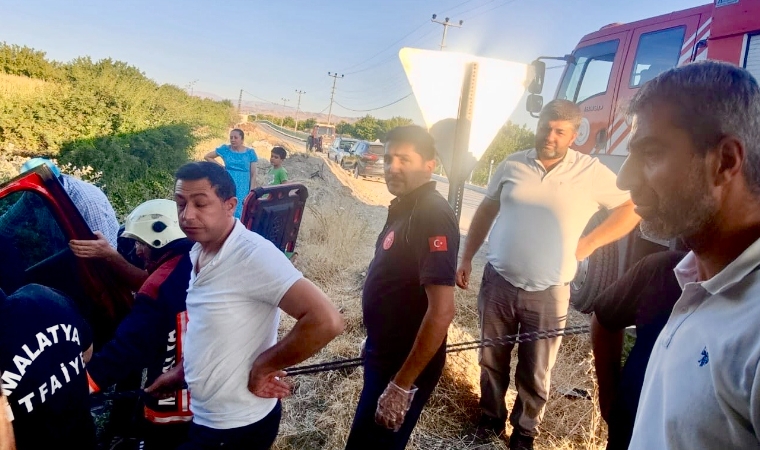 Battalgazi’de Trafik Kazası: Araç Betona Çarptı, Diğeri Tarlaya Takla Attı!