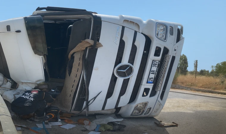 Darende’de Tır Devrildi: Sürücü Sıkıştı, Hava Ambulansı ile Malatya’ya Sevk Edildi