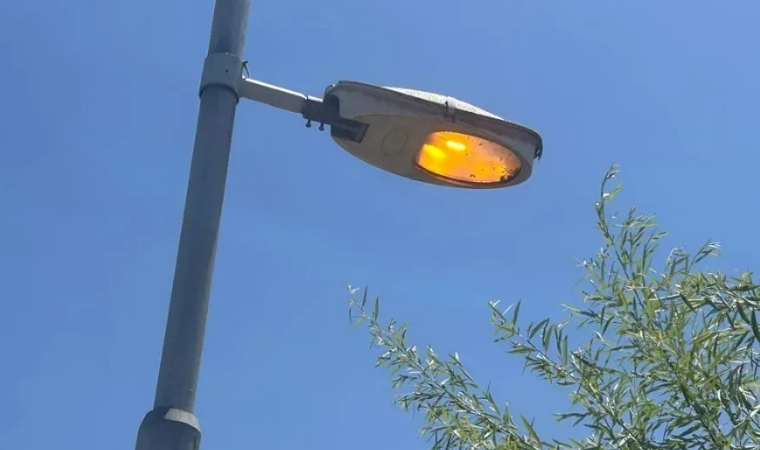 Gündüz Yanan Lambalar Kafa Karıştırmasın!