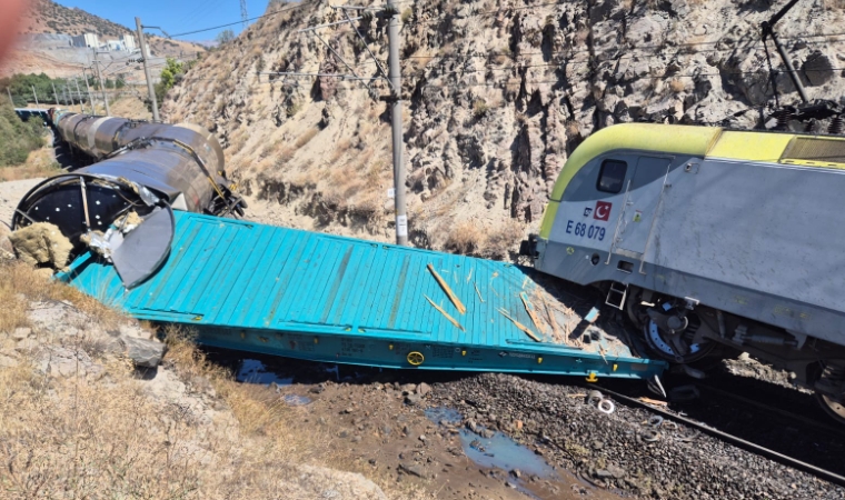 Hekimhan’da Feci Tren Kazası! Karşı Yönden Gelen Yük Trenleri Çarpıştı