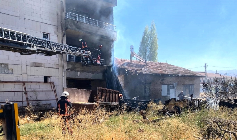 Kardeşlerin Bahçesinde Çıkan Alevler Krize Yol Açtı
