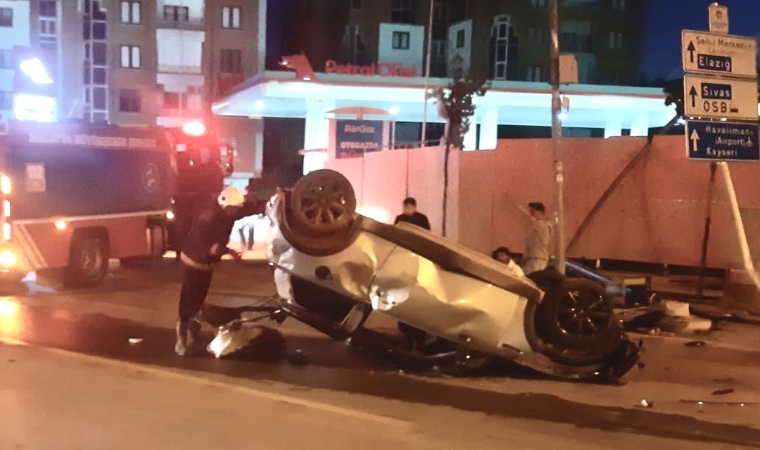 Malatya’da Sabahın İlk Saatlerinde Feci Kaza! Direğe Çarptı, Takla Attı