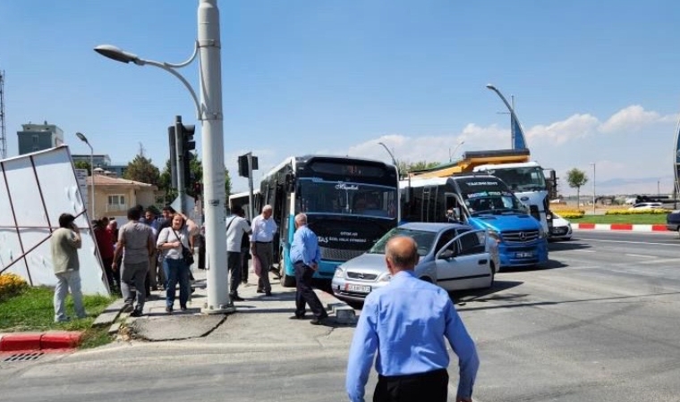 MAŞTİ Kavşağı’nda Kaza: Otomobil Otobüse Çarpınca Trafik Durma Noktasına Geldi!