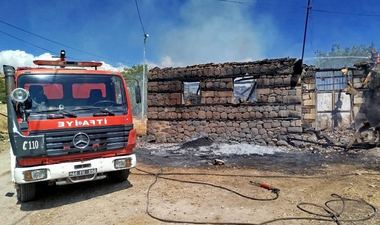 Metruk Evde Çıkan Yangın Mahallede Paniğe Neden Oldu