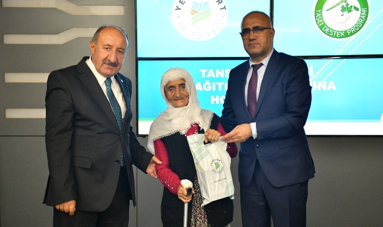 Yeşilyurt Belediyesi İhtiyaç Sahibi Yaşlılara Tansiyon Aleti Dağıttı