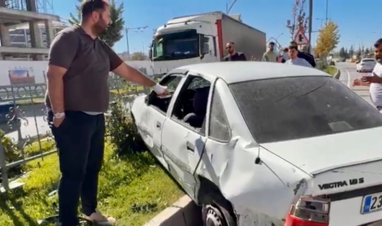 Alt Geçit Çıkışında Tır Dehşeti: Otomobil Refüje Saplandı