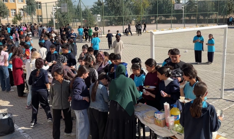 Biruni Ortaokulu’ndan Gazze’ye Destek: Öğrenciler El Emeğiyle Yardım Yaptı