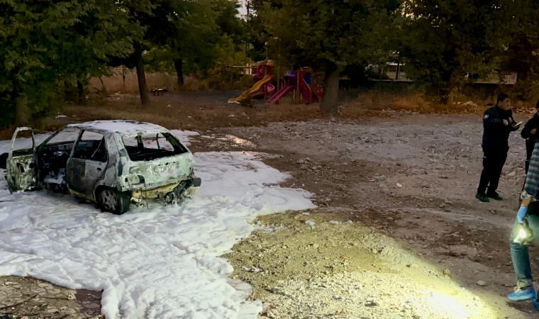 Boş Arazide Yanan Araç Küle Döndü: Kundaklama Şüphesi Var