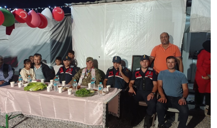Genç Depremzede İçin Asker Kınası Gözleri Yaşarttı