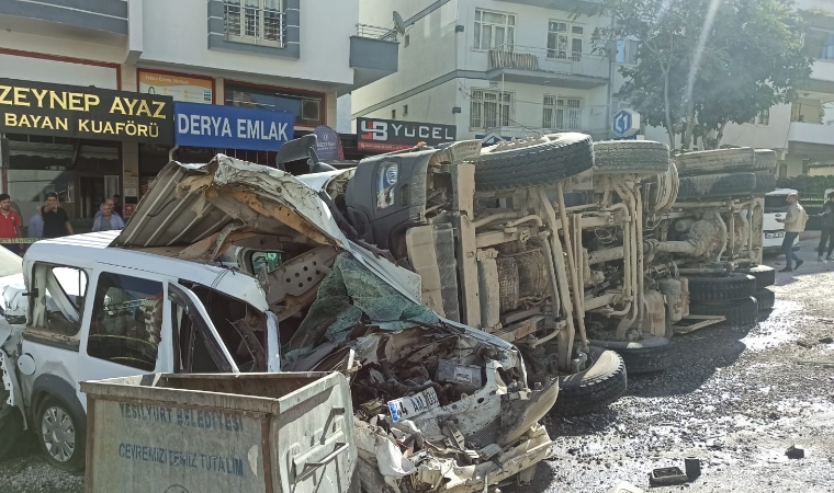 Hafriyat Kamyonu 15 Araca Çarpıp Elektrik Direğini Sökerek Durabildi