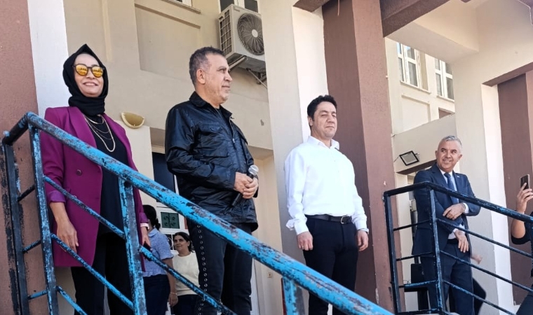 Haluk Levent’ten Depremzede Öğrencilere Sürpriz Konser