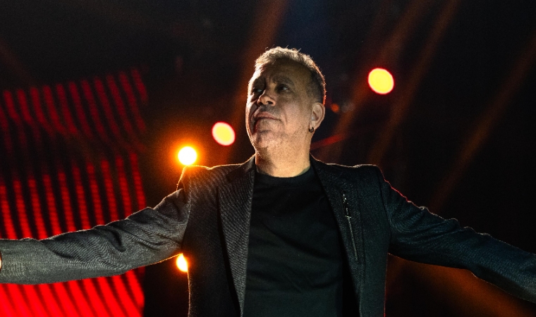 Haluk Levent’ten Hem Konser Hem Mesaj! Filistin’e Destek Ayakta Alkışlandı