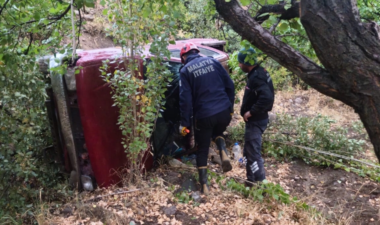 Kayganlaşan Yolda Kontrolden Çıkan Araç Şarampole Yuvarlandı