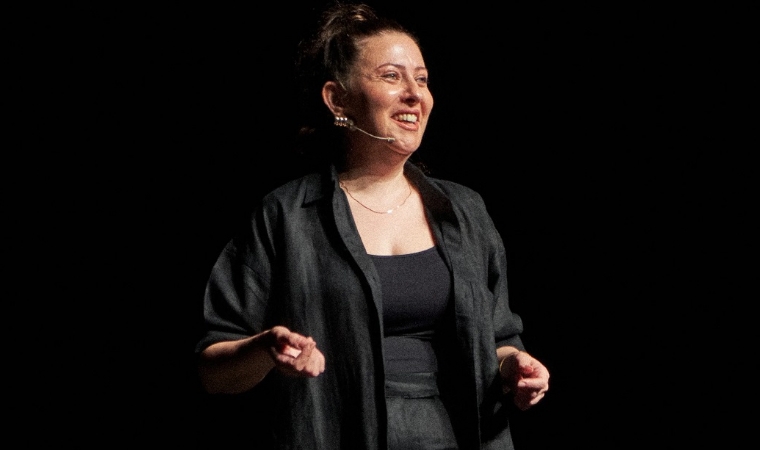Özlem Kosif’ten Hem Kahkaha Hem Yüzleşme Dolu Bir Gece