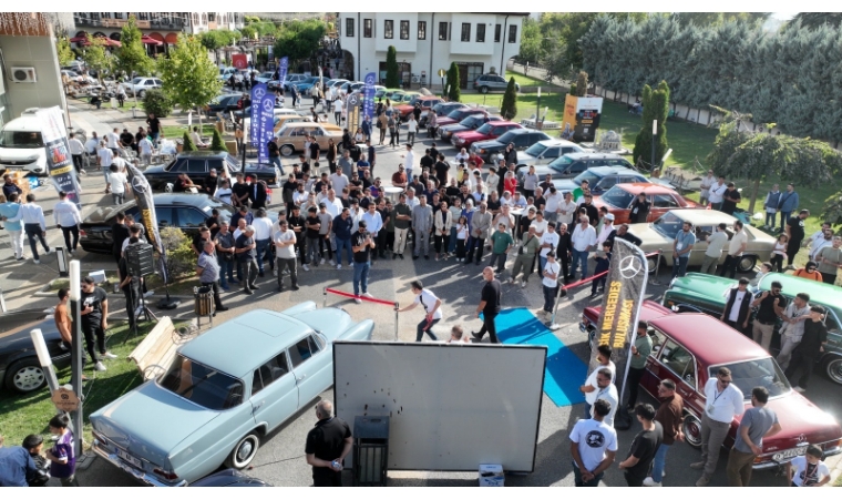 Sanat Sokağı Klasik Mercedes Tutkunlarıyla Dolu Taştı