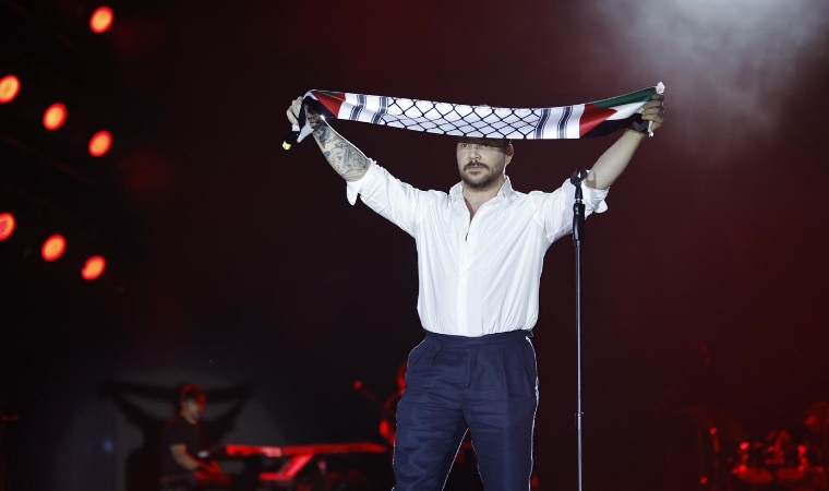 Sinan Akçıl’dan Sahneden Gazze Mesajı: Zulüm Son Bulacak
