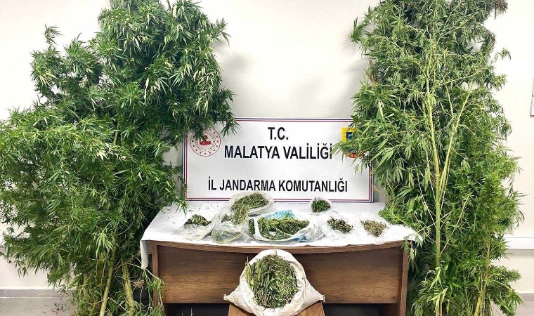 Torbacılara Darbe! 13 Kilo Esrar, Metamfetamin ve Silahlar Ele Geçirildi