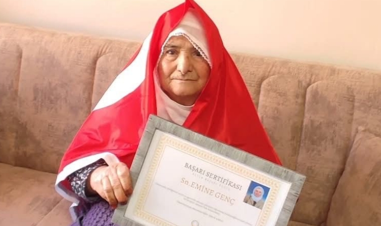 Yılın En İlham Verici Hikayesi: Okul Müdürleri 88 Yaşındaki Emine Genç’i Ayakta Alkışladı!