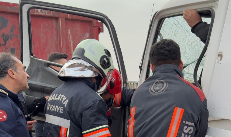 Kuzey Kuşak Çevreyolu'nda İki Kamyonet Çarpıştı! Kurtarma Ekipleri Harekete Geçti