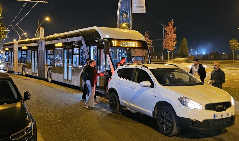 Malatya'da Trafik Terörü! Öfkeli Sürücü Trambüsün Önünü Kesti, Yolcular Çileden Çıktı!
