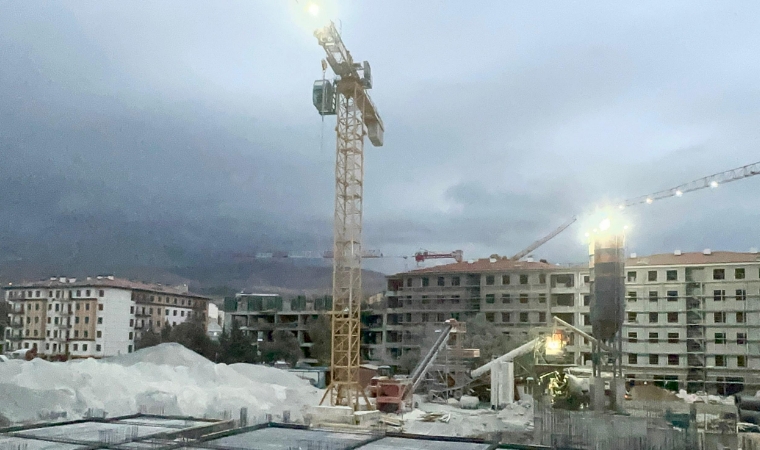 Şantiyede Kan Donduran Kaza: Elektrik Akımına Kapılan İşçi Ölümle Pençeleşiyor