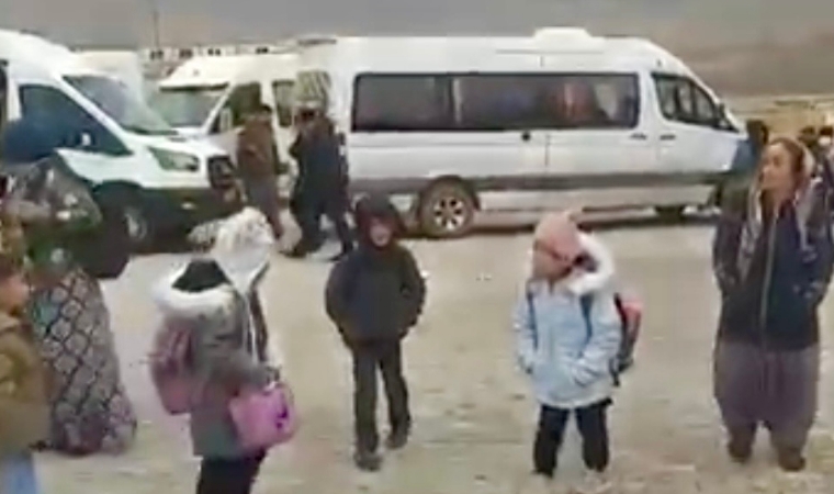 Soğukta Servis Çilesi Büyüdü: Konteynerde Kalan Veliler Çocuklarını Okula Göndermedi!