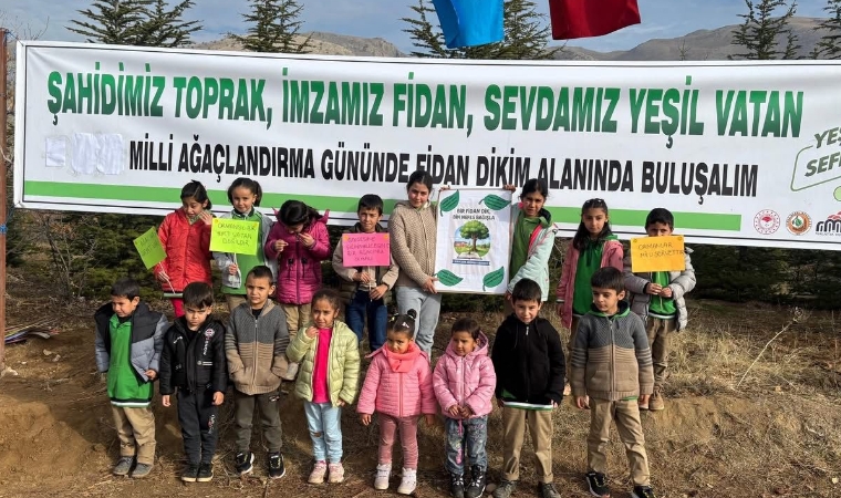 Doğanşehir'de Geleceğin Nefesi Toprakla Buluştu: Kaymakam Öğrencilerle Fidan Dikti
