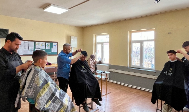 Levent Mahallesi’nde 80 Öğrenciye Hem Tıraş Hem Kırtasiye Desteği Verildi