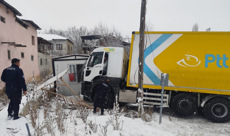 Malatya Kayseri Karayolunda Korkutan Kaza! PTT Aracı Yoldan Çıktı
