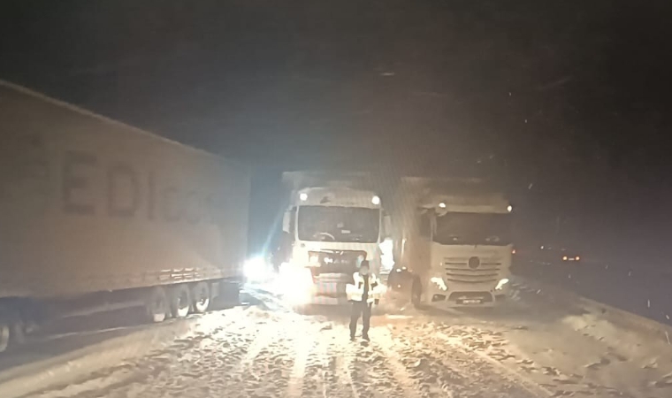 Yoğun Kar Yağışı Yolda Bütün Türkiye’yi Zorluyor: Karayolları 7/24 Çalışacak!