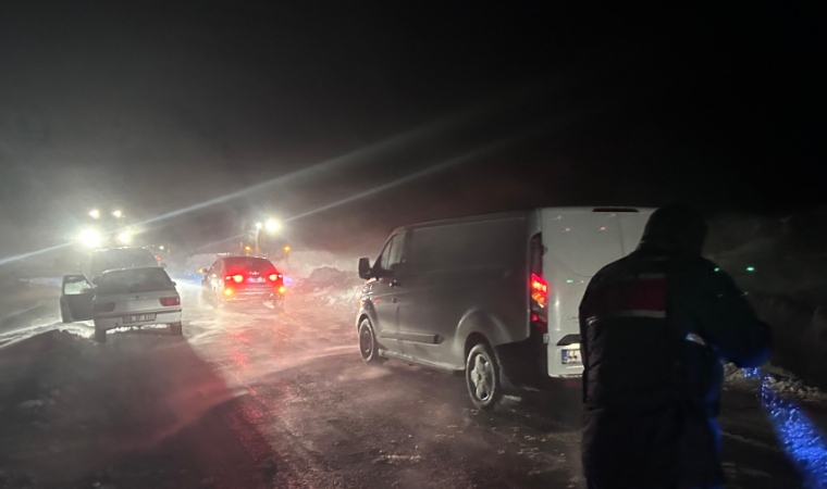 Çelikhan-Doğanşehir Yolu Kardan Kapandı: Ekipler Zamanla Yarıştı