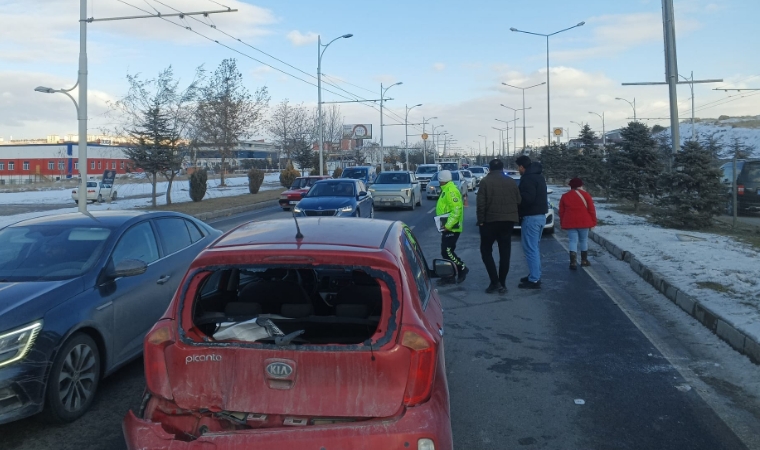 Malatya Elazığ Karayolunda Korkutan Kaza: Tıra Çarpan Otomobil Savruldu
