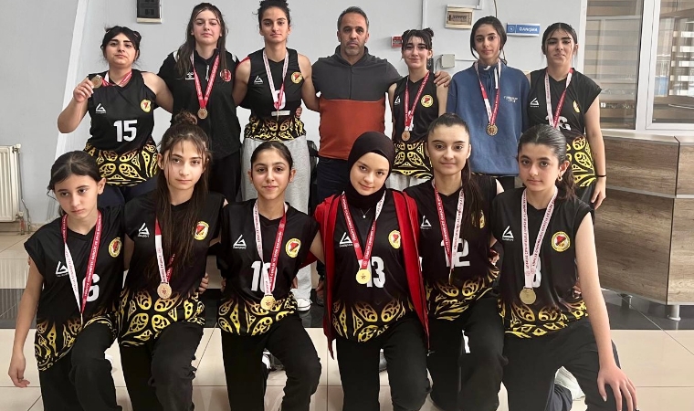 Malatya Gazi Ortaokulu Kahramanmaraş’ta Rakiplerine Set Vermeden Şampiyon Oldu