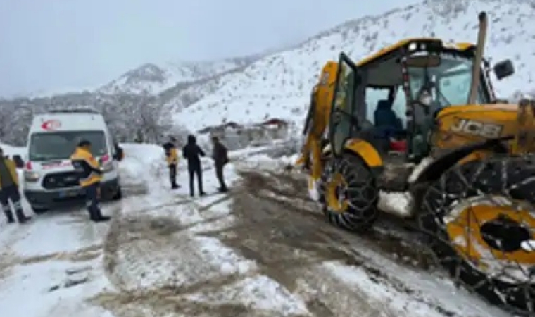 Malatya Pınarbaşı Karayolu Kar ve Şiddetli Tipi Nedeniyle Çift Yönlü Kapatıldı