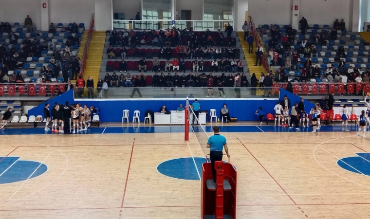 Voleybolda Komşu Derbisinin Galibi Elazığ Belediyespor Oldu