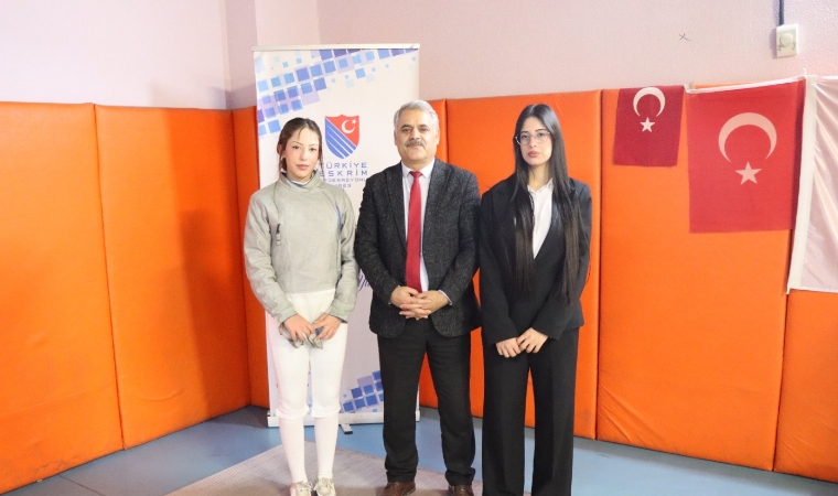 Biri Sporcu Diğeri Hakem: İkiz Kardeşlerin Eskrim Aşkı Engel Tanımıyor