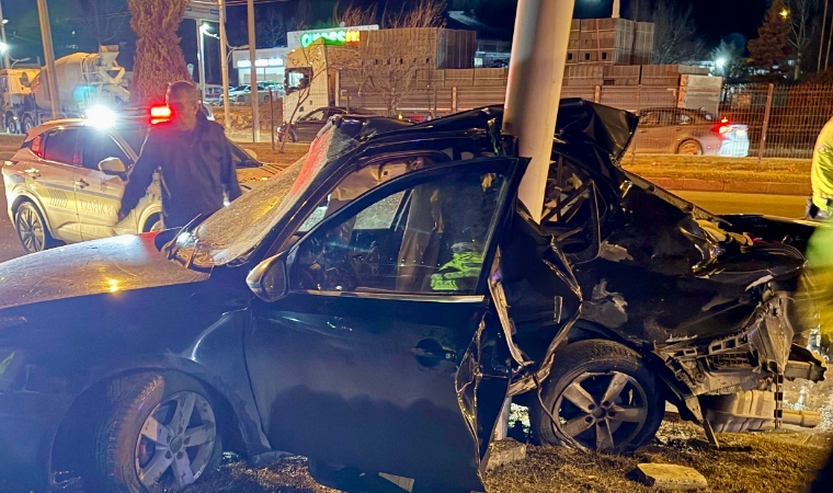 Malatya'da Otomobil Trambüs Direğine Ok Gibi Saplandı: Sürücü Araçta Sıkıştı