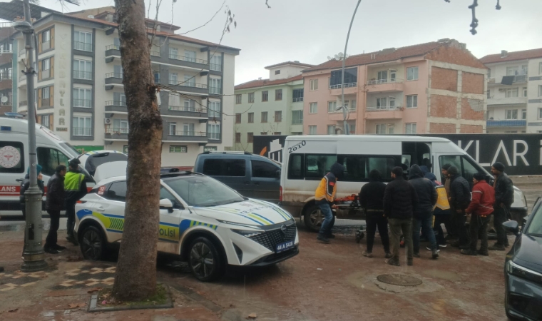 Malatya'da Şantiye Dönüşü Kaza! İşçileri Taşıyan Minibüs Otomobille Çarpıştı