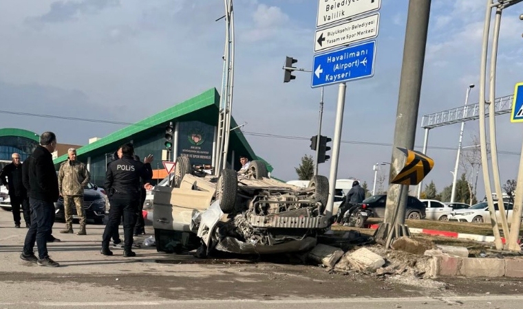 Turgut Özal Bulvarı'nda Korkutan Kaza: Otomobil Ters Dönüp Refüje Çıktı