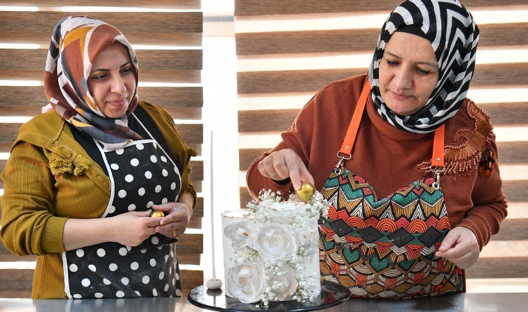 Yeşilyurtlu Kadınlar Hem Meslek Öğreniyor Hem De Aile Ekonomisine Destek Oluyor