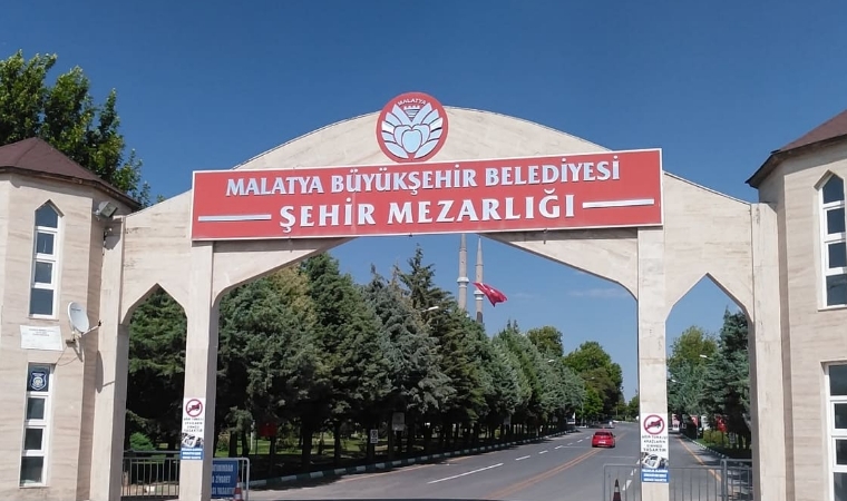 120 Bin Konut Yapıldı, Mezarlıkta Namaz Kılınacak Halı Bulunamadı