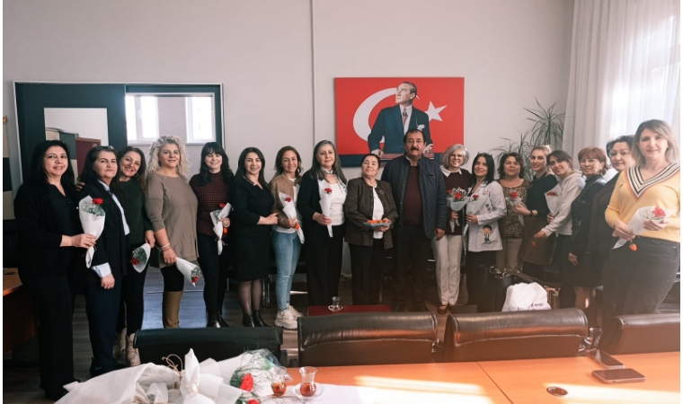 Başkent Malatyalılar Birliği Kadın Kolu Kadın Öğretmenleri Gül Ve Kayısıyla Sevindirdi
