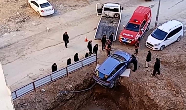 İnşaat Temeline Ramak Kala: İtfaiye Ekipleri Askıda Kalan Aracı Kurtardı
