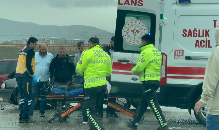 Kuzey Kuşak Yolu Üzerinde İki Araç Çarpıştı: Bir Sürücü Hastaneye Kaldırıldı